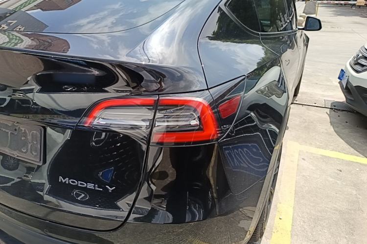 Used Tesla Model Y 2021 Standard Range Rear-Wheel Drive Version Right Rear Taillight