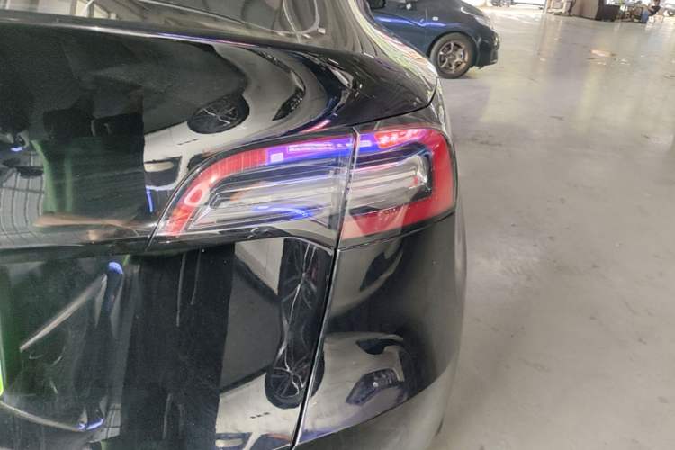 Used Tesla Model Y 2021 Standard Range Rear-Wheel Drive Version Right Rear Taillight