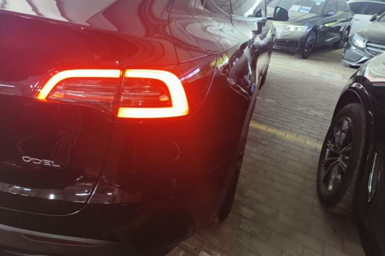 Used Tesla Model Y 2021 Standard Range Rear-Wheel Drive Version Right Rear Taillight