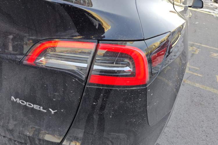 Used Tesla Model Y 2021 Long-Range All-Wheel-Drive Version Right Rear Taillight