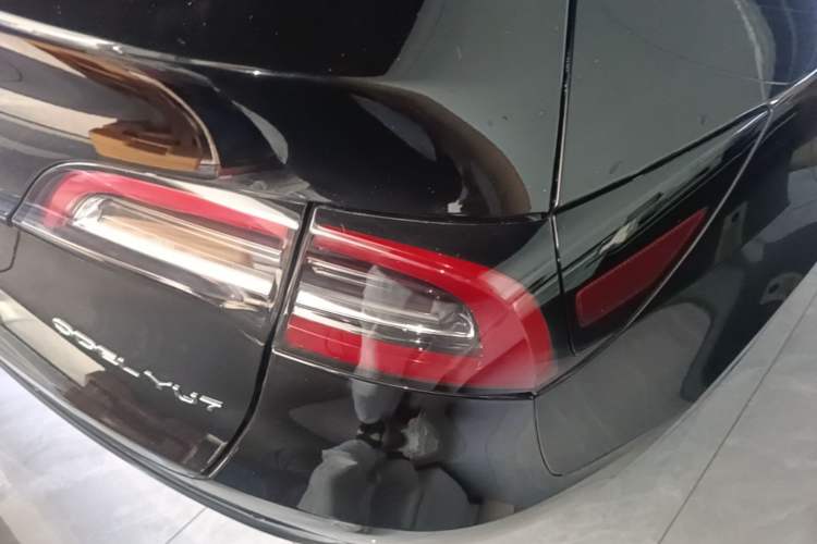 Used Tesla Model Y 2021 Standard Range Rear-Wheel Drive Version Right Rear Taillight