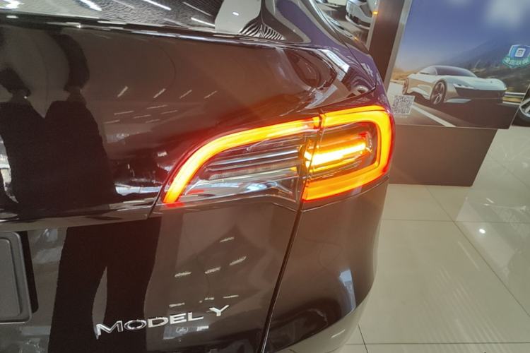 Used Tesla Model Y 2021 Standard Range Rear-Wheel Drive Version Right Rear Taillight