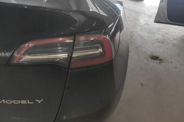 Used Tesla Model Y 2021 Standard Range Rear-Wheel Drive Version Right Rear Taillight