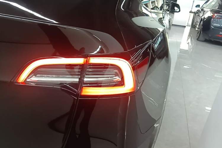 Used Tesla Model Y 2021 Standard Range Rear-Wheel Drive Version Right Rear Taillight