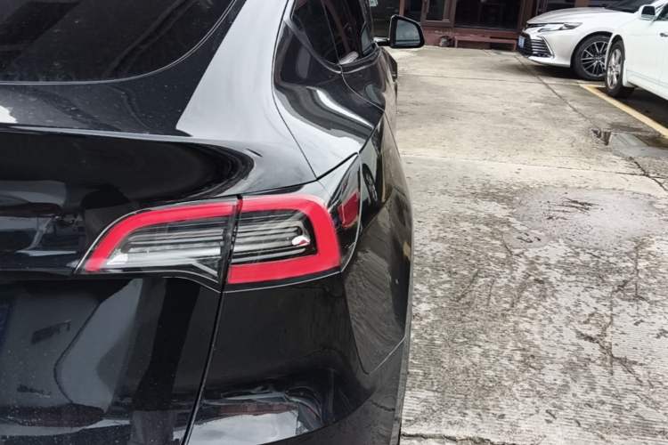 Used Tesla Model Y 2021 Standard Range Rear-Wheel Drive Version Right Rear Taillight
