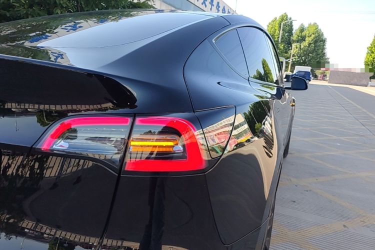 Used Tesla Model Y 2021 Standard Range Rear-Wheel Drive Version Right Rear Taillight