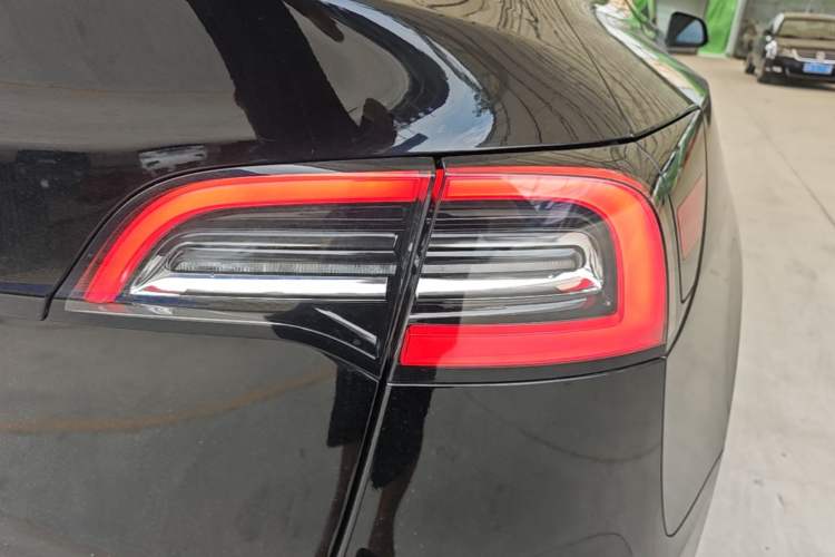 Used Tesla Model Y 2021 Standard Range Rear-Wheel Drive Version Right Rear Taillight