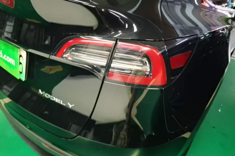 Used Tesla Model Y 2021 Standard Range Rear-Wheel Drive Version Right Rear Taillight