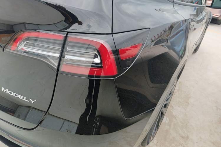 Used Tesla Model Y 2021 Standard Range Rear-Wheel Drive Version Right Rear Taillight