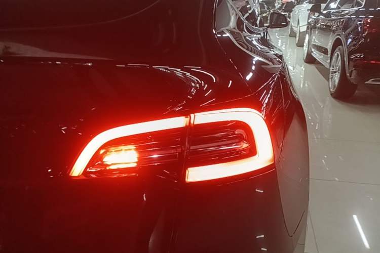 Used Tesla Model Y 2021 Standard Range Rear-Wheel Drive Version Right Rear Taillight