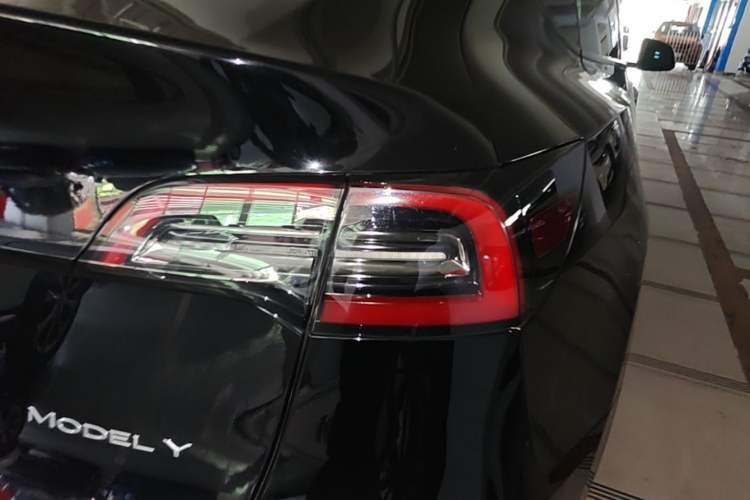 Used Tesla Model Y 2021 Standard Range Rear-Wheel Drive Version Right Rear Taillight