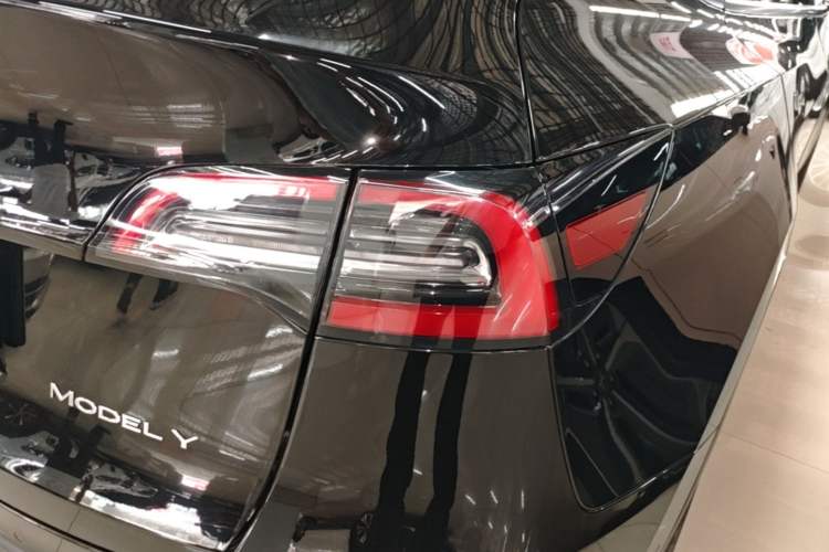 Used Tesla Model Y 2021 Standard Range Rear-Wheel Drive Version Right Rear Taillight