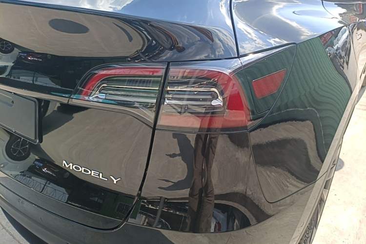 Used Tesla Model Y 2021 Standard Range Rear-Wheel Drive Version Right Rear Taillight