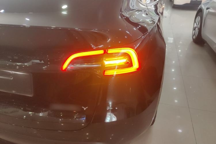 Used Tesla Model Y 2021 Standard Range Rear-Wheel Drive Version Right Rear Taillight