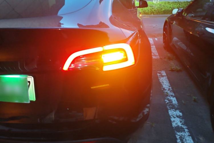 Used Tesla Model Y 2021 Standard Range Rear-Wheel Drive Version Right Rear Taillight