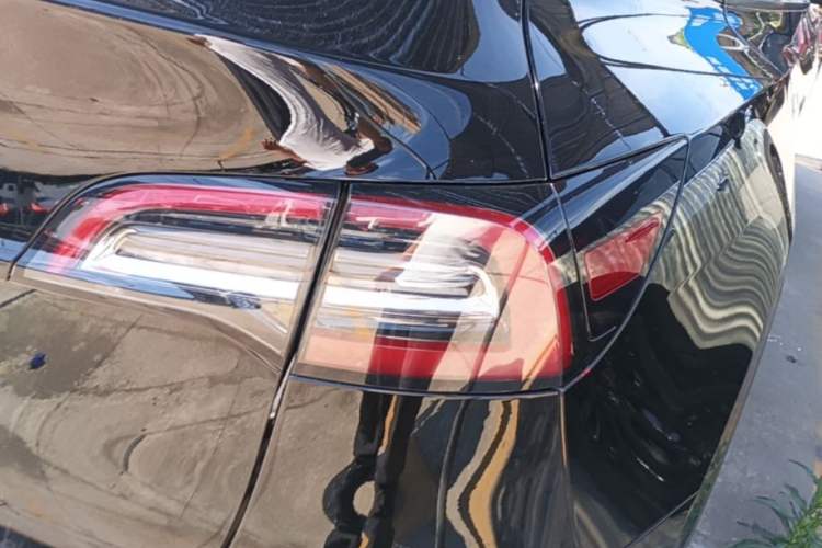Used Tesla Model Y 2021 Long-Range All-Wheel-Drive Version Right Rear Taillight