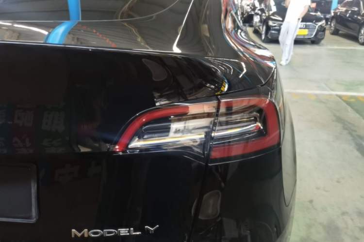 Used Tesla Model Y 2021 Standard Range Rear-Wheel Drive Version Right Rear Taillight