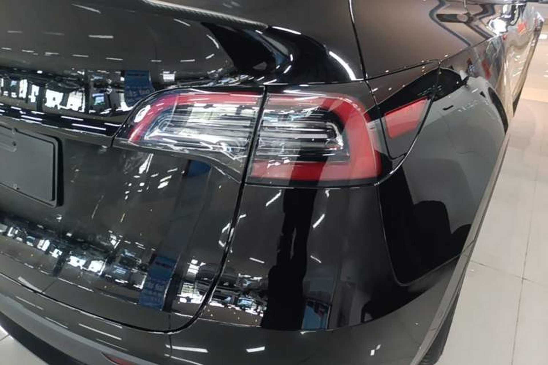 Used Tesla Model Y 2021 Standard Range Rear-Wheel Drive Version Right Rear Taillight