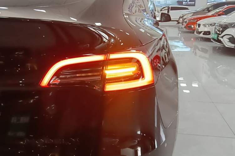 Used Tesla Model Y 2021 Standard Range Rear-Wheel Drive Version Right Rear Taillight