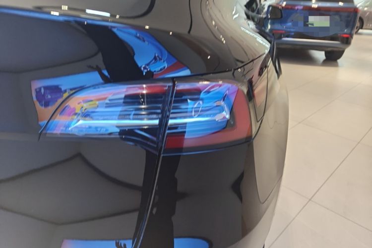 Used Tesla Model Y 2021 Standard Range Rear-Wheel Drive Version Right Rear Taillight
