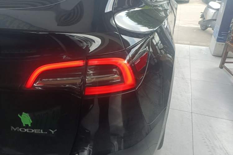 Used Tesla Model Y 2021 Standard Range Rear-Wheel Drive Version Right Rear Taillight