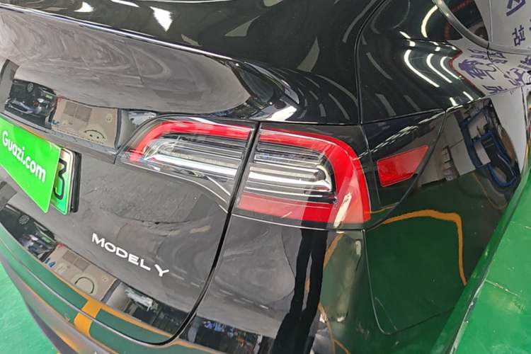 Used Tesla Model Y 2021 Standard Range Rear-Wheel Drive Version Right Rear Taillight