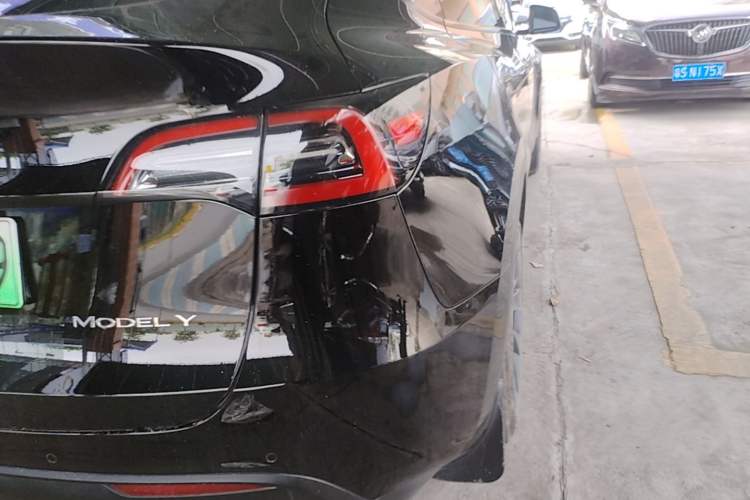 Used Tesla Model Y 2021 Standard Range Rear-Wheel Drive Version Right Rear Taillight