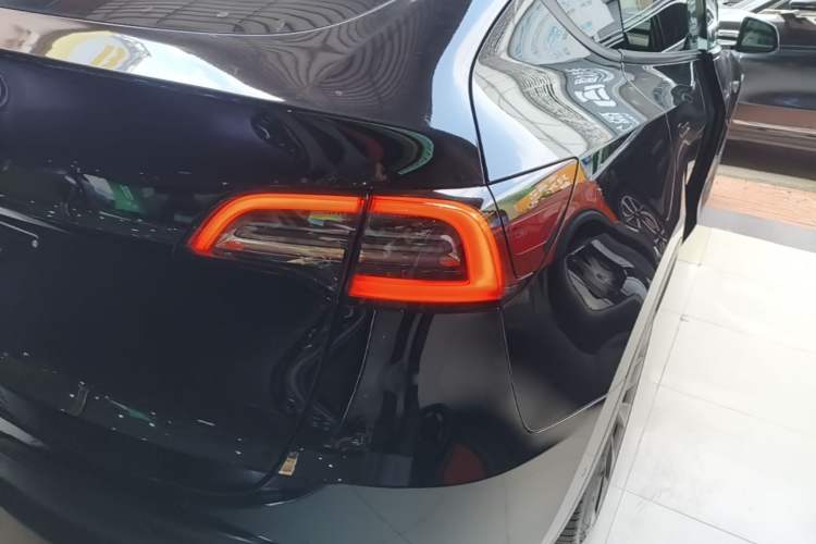 Used Tesla Model Y 2021 Long-Range All-Wheel-Drive Version Right Rear Taillight