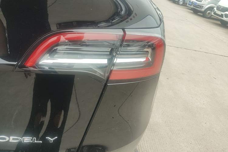 Used Tesla Model Y 2021 Standard Range Rear-Wheel Drive Version Right Rear Taillight