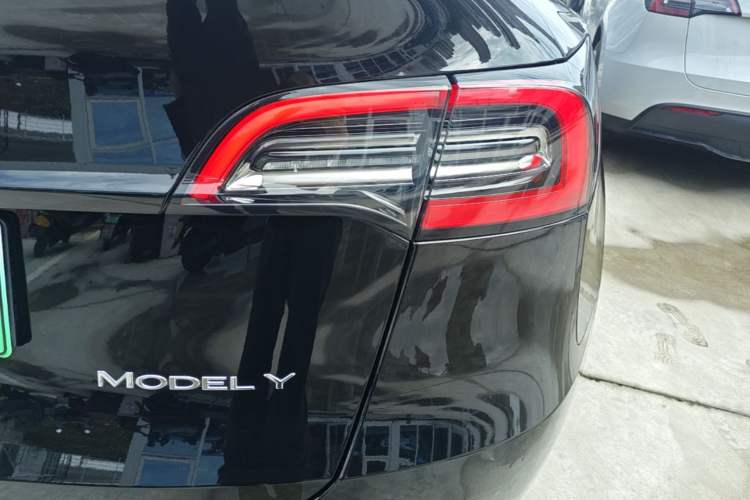 Used Tesla Model Y 2021 Long-Range All-Wheel-Drive Version 3D7 Right Rear Taillight