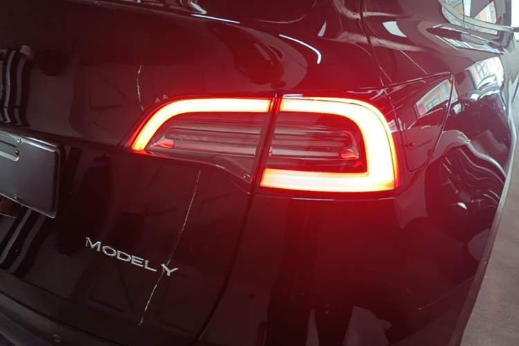 Used Tesla Model Y 2021 Standard Range Rear-Wheel Drive Version Right Rear Taillight