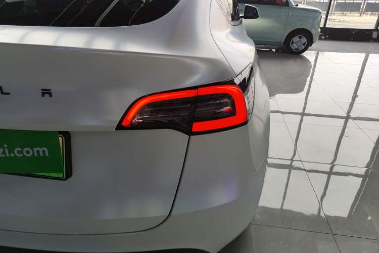 Used Tesla Model Y 2021 Standard Range Rear-Wheel Drive Version Right Rear Taillight