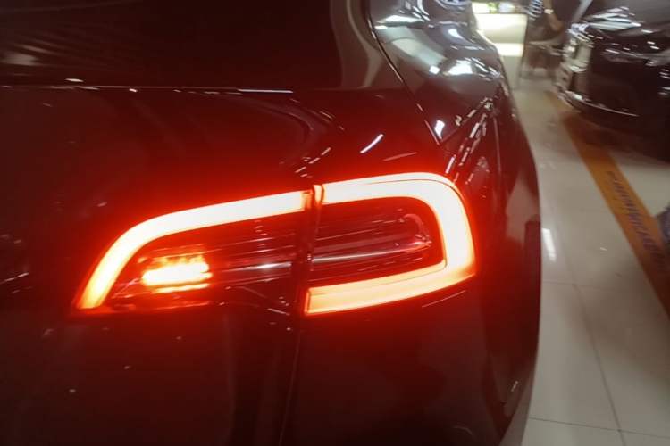 Used Tesla Model Y 2021 Standard Range Rear-Wheel Drive Version Right Rear Taillight
