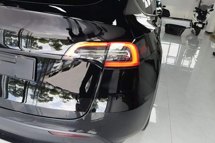 Used Tesla Model Y 2021 Standard Range Rear-Wheel Drive Version Right Rear Taillight