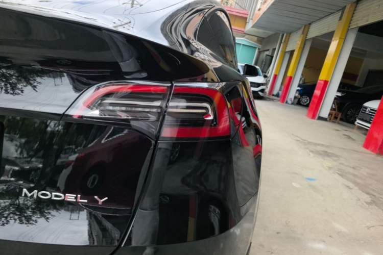 Used Tesla Model Y 2021 Standard Range Rear-Wheel Drive Version Right Rear Taillight