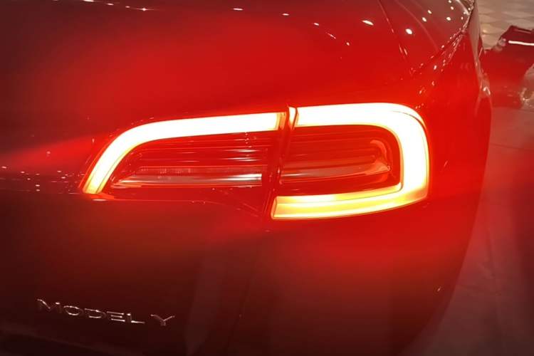 Used Tesla Model Y 2021 Standard Range Rear-Wheel Drive Version Right Rear Taillight