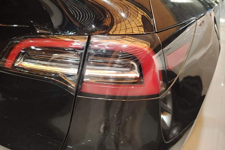 Used Tesla Model Y 2021 Standard Range Rear-Wheel Drive Version Right Rear Taillight