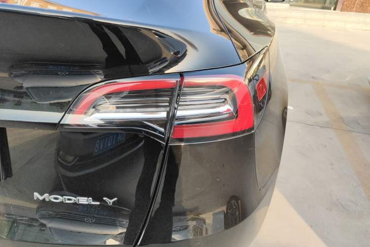 Used Tesla Model Y 2021 Long-Range All-Wheel-Drive Version Right Rear Taillight