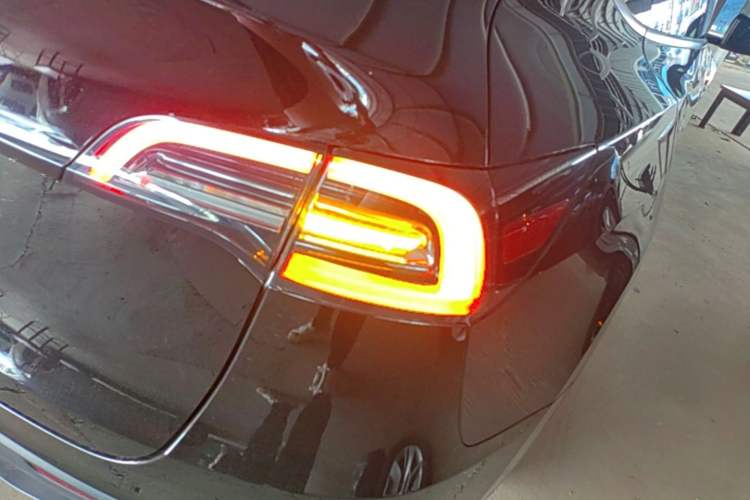 Used Tesla Model Y 2021 Standard Range Rear-Wheel Drive Version Right Rear Taillight