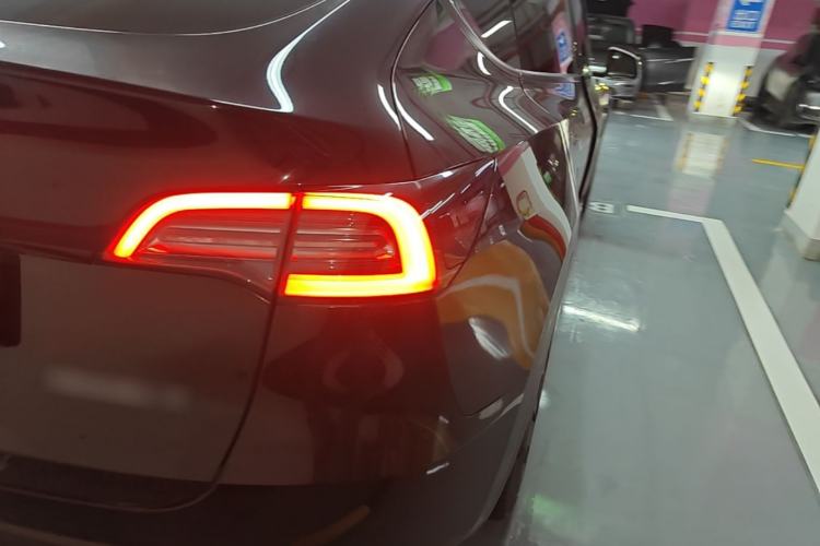 Used Tesla Model Y 2021 Standard Range Rear-Wheel Drive Version Right Rear Taillight