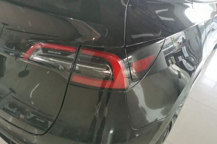 Used Tesla Model Y 2021 Standard Range Rear-Wheel Drive Version Right Rear Taillight
