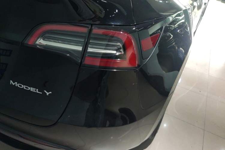 Used Tesla Model Y 2021 Standard Range Rear-Wheel Drive Version Right Rear Taillight
