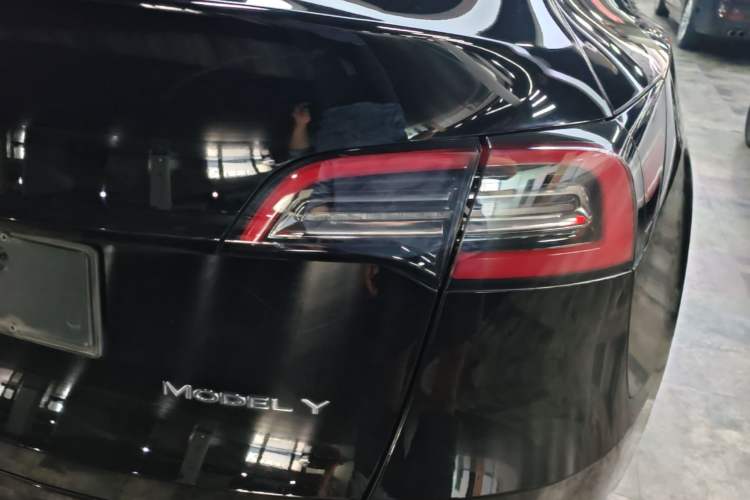 Used Tesla Model Y 2021 Long-Range All-Wheel-Drive Version 3D7 Right Rear Taillight