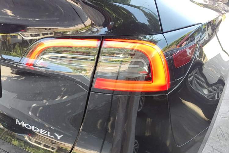 Used Tesla Model Y 2021 Standard Range Rear-Wheel Drive Version Right Rear Taillight