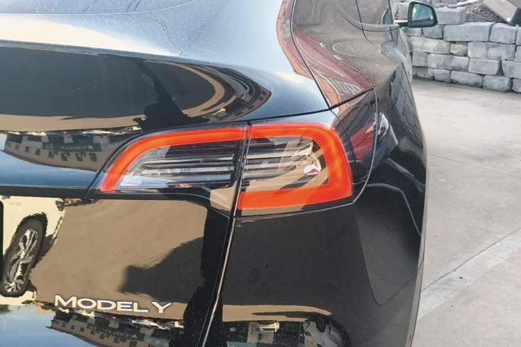 Used Tesla Model Y 2021 Standard Range Rear-Wheel Drive Version Right Rear Taillight