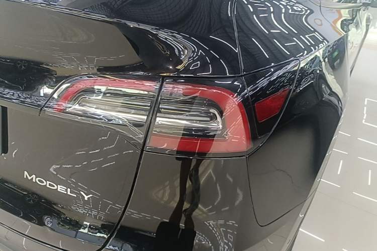 Used Tesla Model Y 2021 Standard Range Rear-Wheel Drive Version Right Rear Taillight