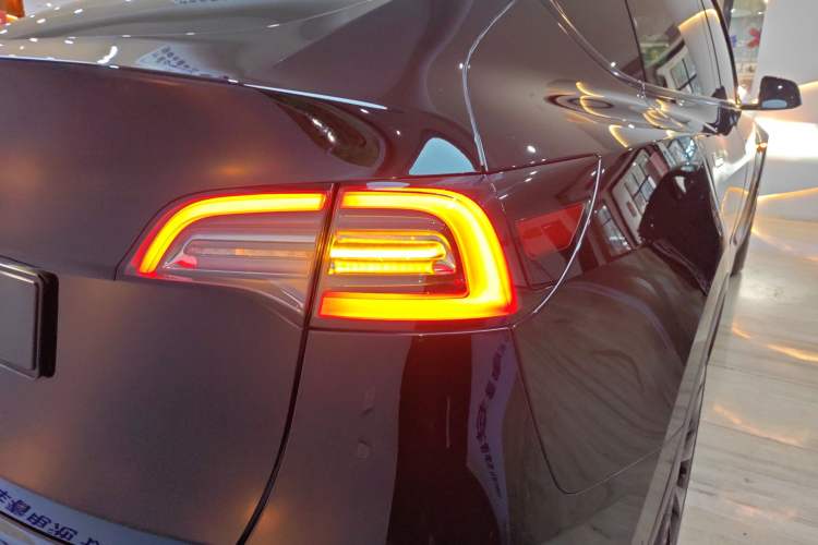Used Tesla Model Y 2021 Long-Range All-Wheel-Drive Version 3D7 Right Rear Taillight