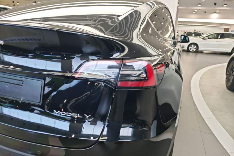 Used Tesla Model Y 2021 Standard Range Rear-Wheel Drive Version Right Rear Taillight