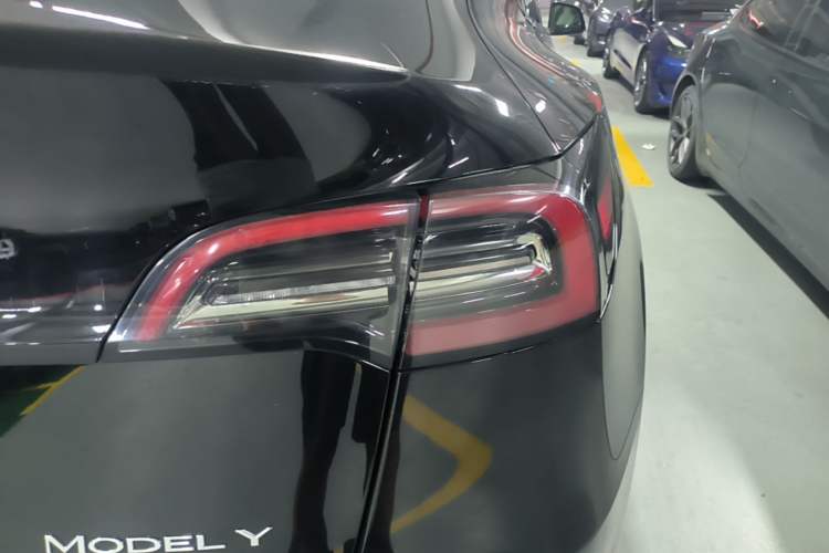 Used Tesla Model Y 2021 Long-Range All-Wheel-Drive Version 3D7 Right Rear Taillight