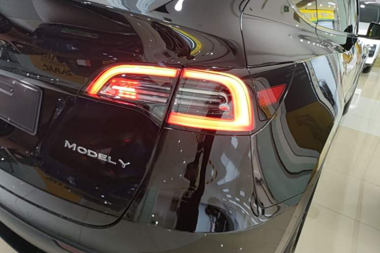 Used Tesla Model Y 2021 Standard Range Rear-Wheel Drive Version Right Rear Taillight